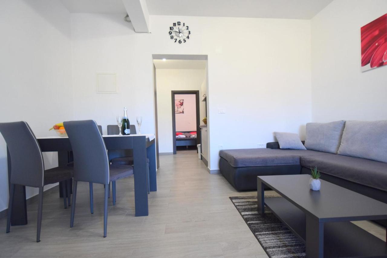 Apartments Mladenka Malinska Exterior foto
